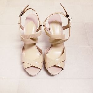 Like new 9.5 Gianni Bini platform heels